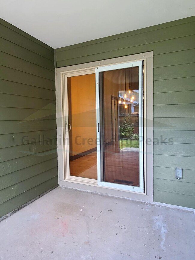Building Photo - 895 Longbow Ln