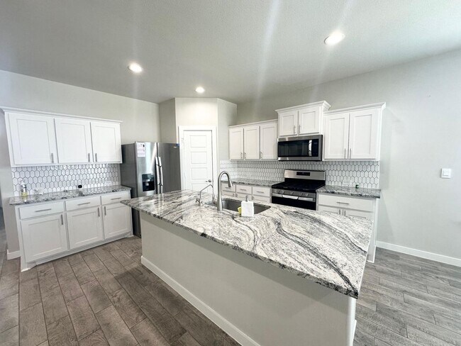 Building Photo - 5 Bedroom 4 Bathroom Ready to Rent ASAP!