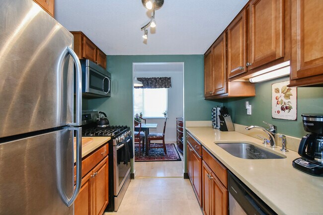 Building Photo - 37 Brookwood Dr