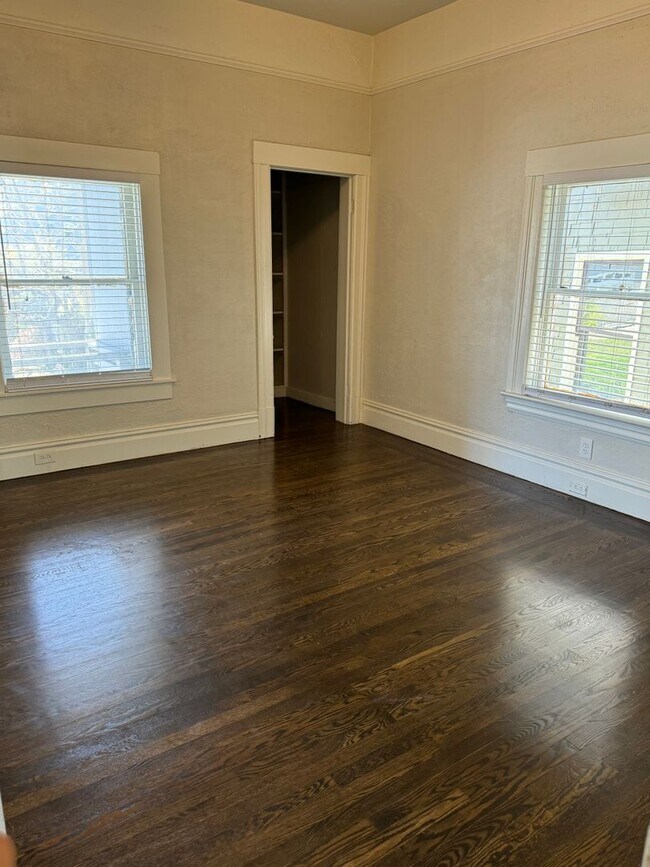 Building Photo - Remodeled 2bed/2bath HOME IN MIDTOWN! CENT...