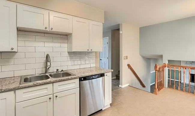 Building Photo - Charming & Spacious 5-Bedroom Home! Detach...