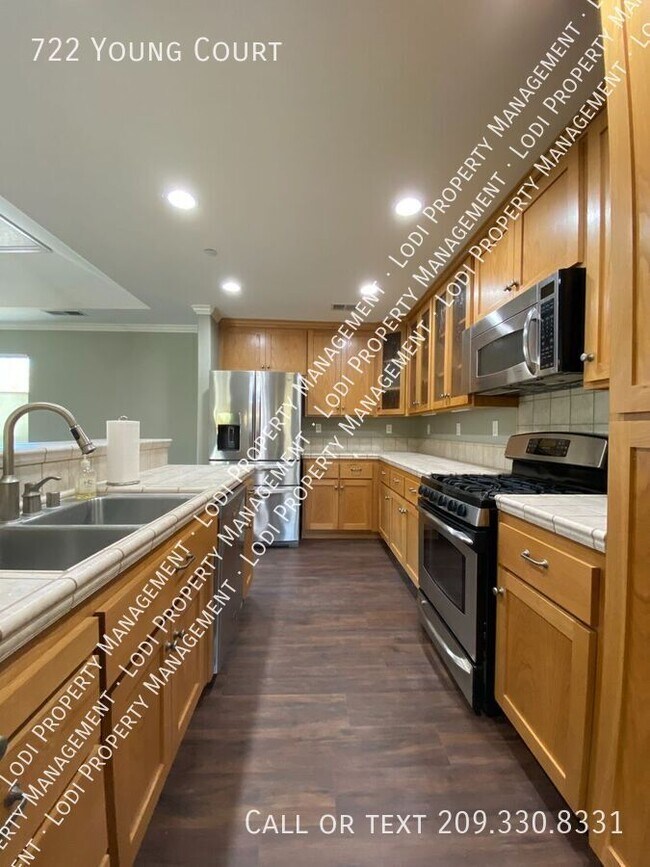 Building Photo - 722 Young Ct