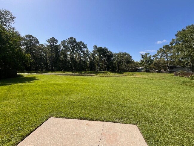 Building Photo - 3 Bedroom 2 Bath house with Garage Near Fl...