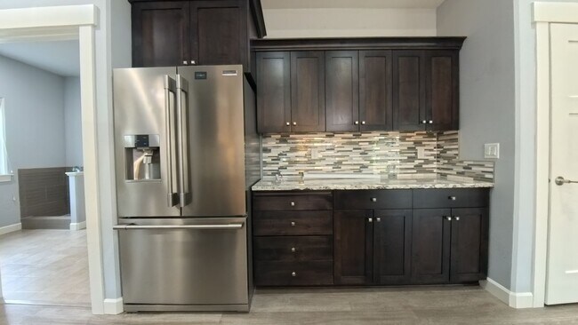 Building Photo - 6892 Baudelaire