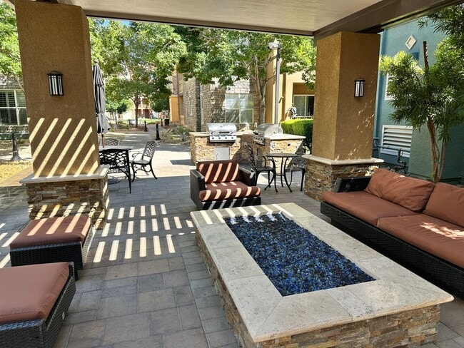 Building Photo - Guard Gated 2 Bed/2 Bath Condo w/Resort St...
