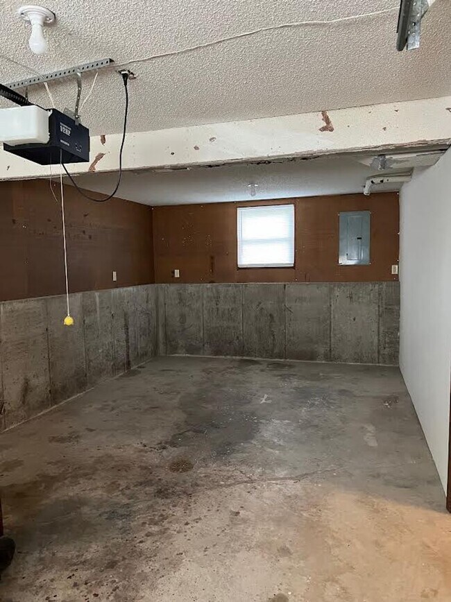 Building Photo - 219 W Market St