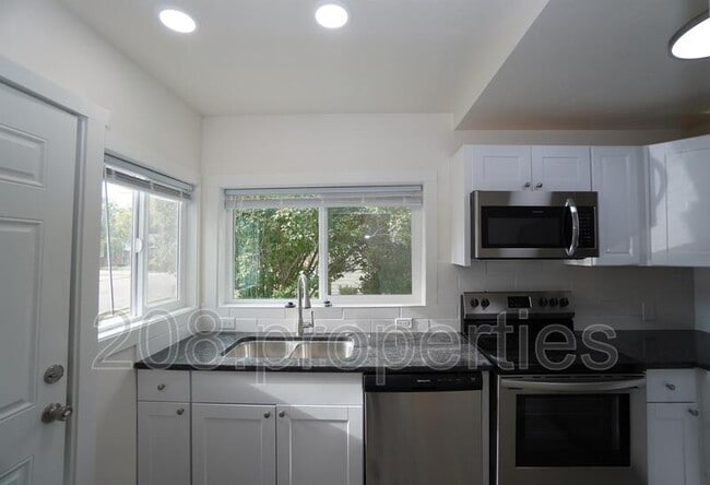 Building Photo - 1724 6th St S