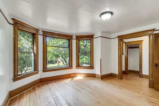 Building Photo - Victorian Home in Downtown Boise!