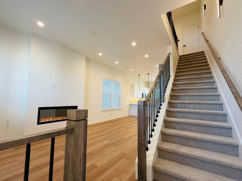 Building Photo - 7174 Clove Hitch Hts