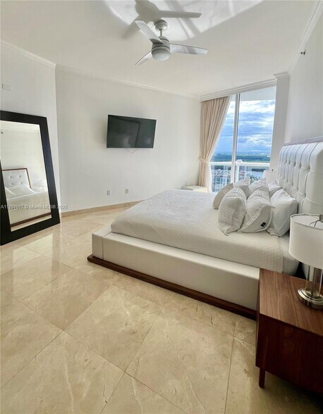 Building Photo - 15901 Collins Ave