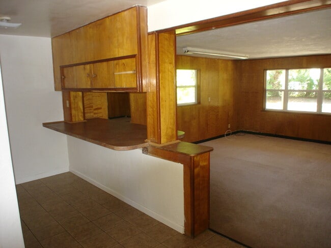Building Photo - 715 Essex Rd