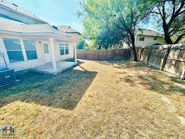 Building Photo - Looking for space, comfort, and convenienc...