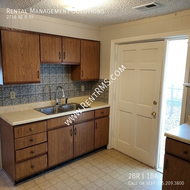 Building Photo - 2718 NE B St