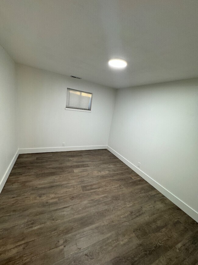 Building Photo - 910 620 E