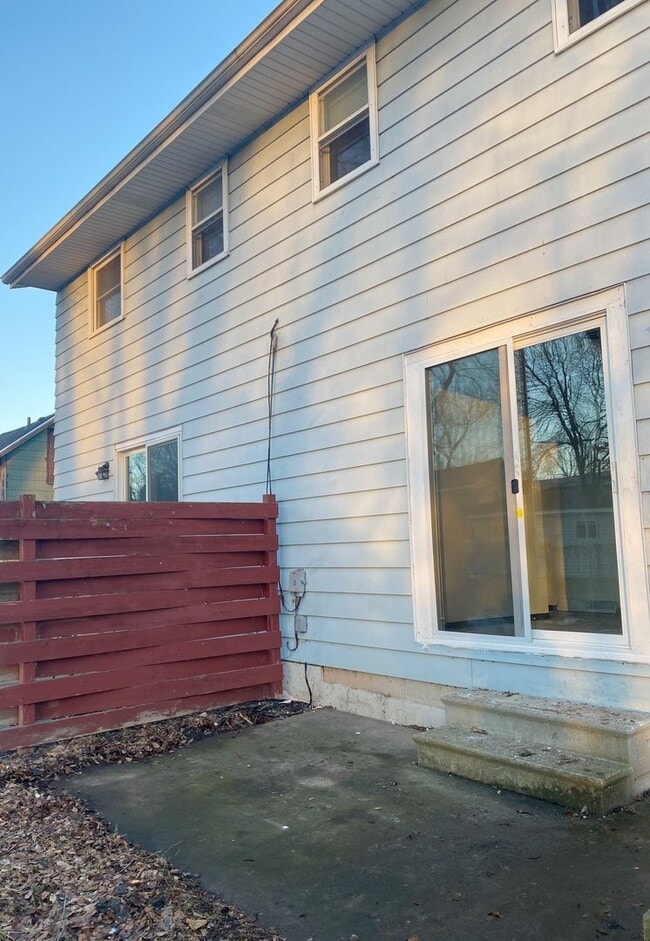 Building Photo - 2 Bed 1.5 Bath Duplex