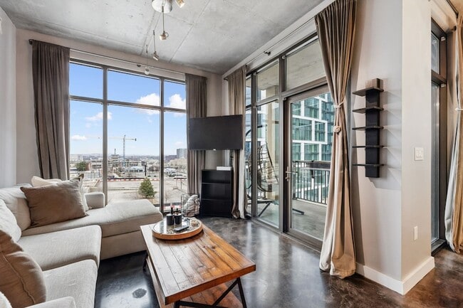 Building Photo - 1510 Demonbreun St