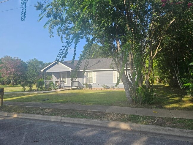 Building Photo - 606 Trinity St