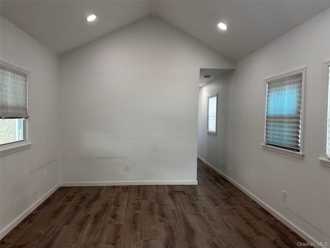 Building Photo - 8 Hideaway Ln