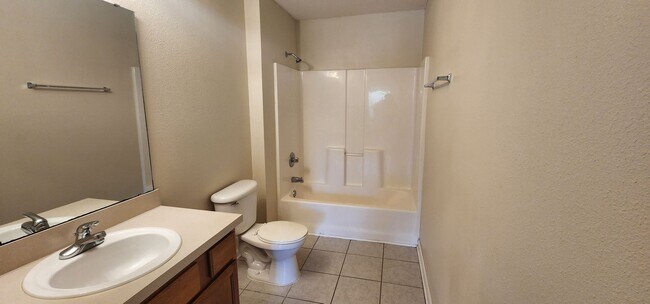 Building Photo - Willow Ridge Upstairs 2/2 Condo
