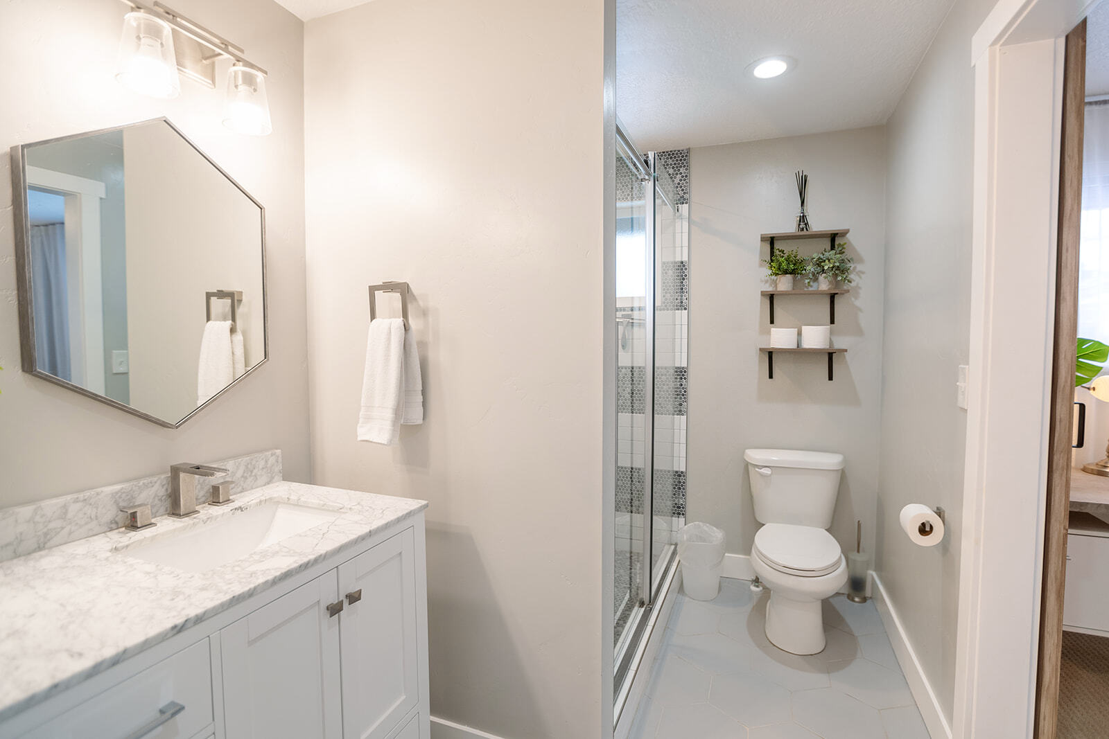 Building Photo - 894 E 840 N