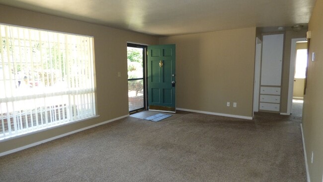 Building Photo - 2 bedroom 1 bathroom Home