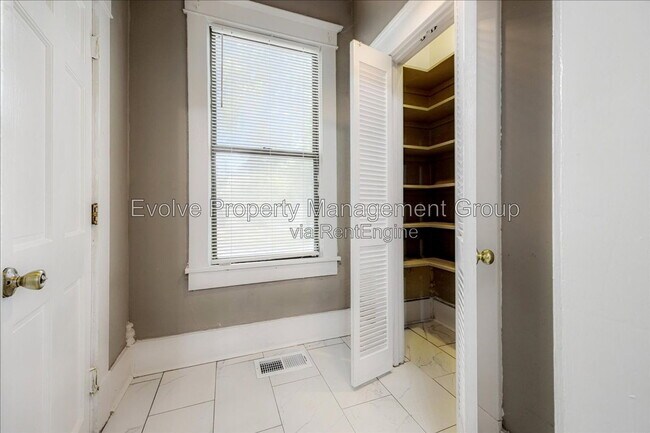 Building Photo - 431 Alexander St