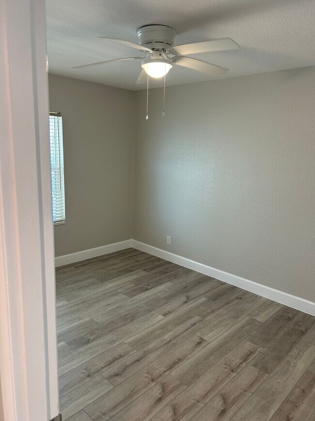 Building Photo - Remodeled Beachside Townhome-Steps from the Beach