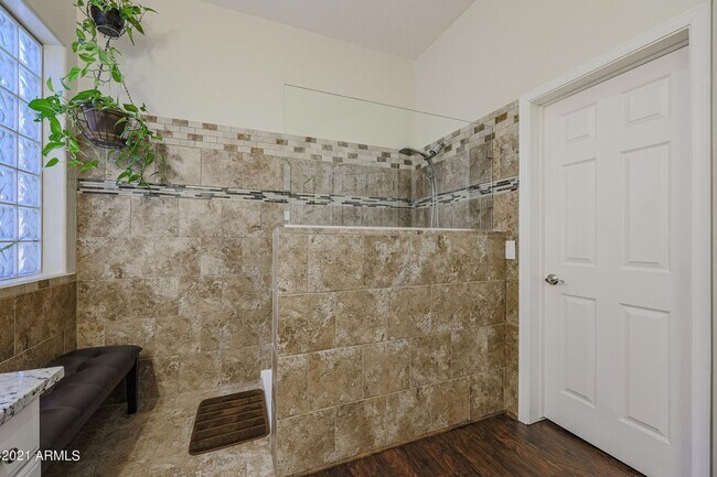 Building Photo - Gorgeous fully upgraded single level 4 bed home with private pool in North Peoria