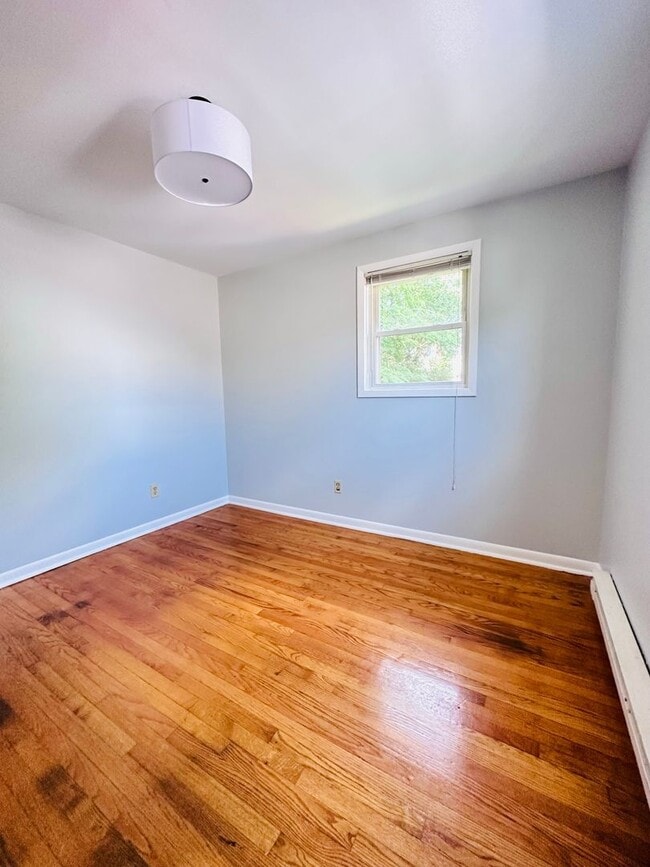 Building Photo - 813 Montrose Ave