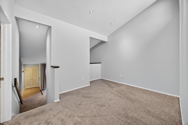 Building Photo - Gorgeous 2 bed/bath Condo in Long Beach