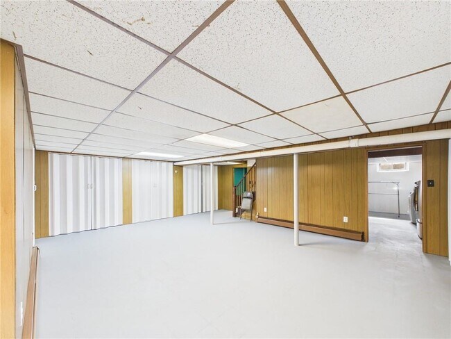 Building Photo - 449 Love Ln