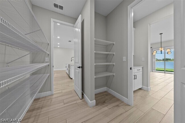 Building Photo - 2038 Grove Dr