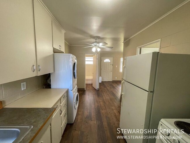 Building Photo - 1 Bed/1 Bath Duplex in Oakridge!