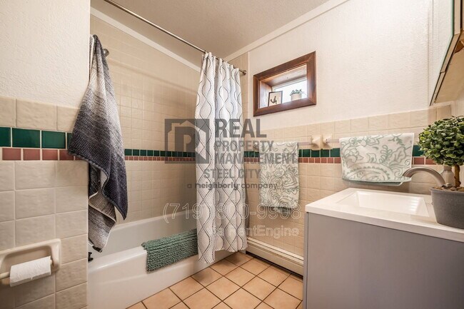 Building Photo - 531 E Milt Dr