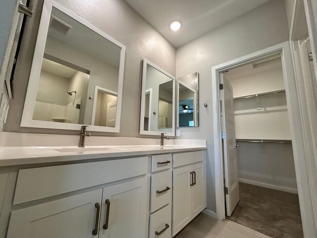 Building Photo - 3 Bed / 2.5 Bath Gilbert Townhome GATED Co...