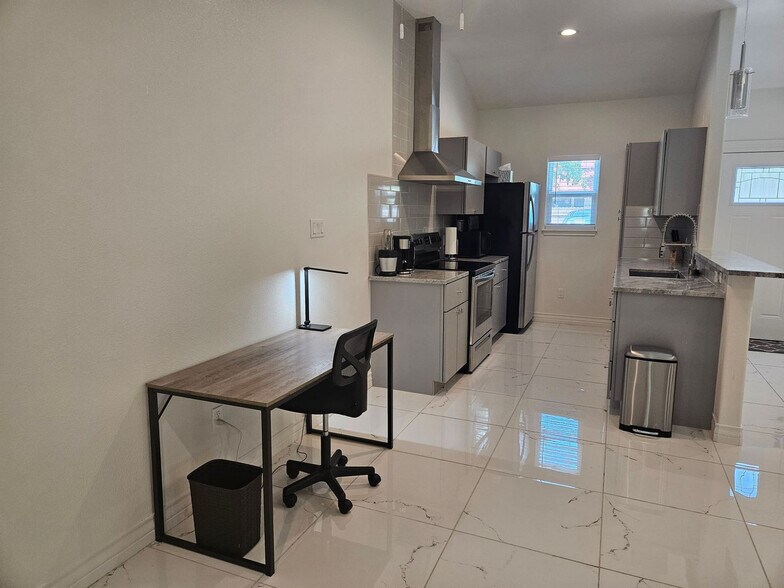 Building Photo - 702 5th St