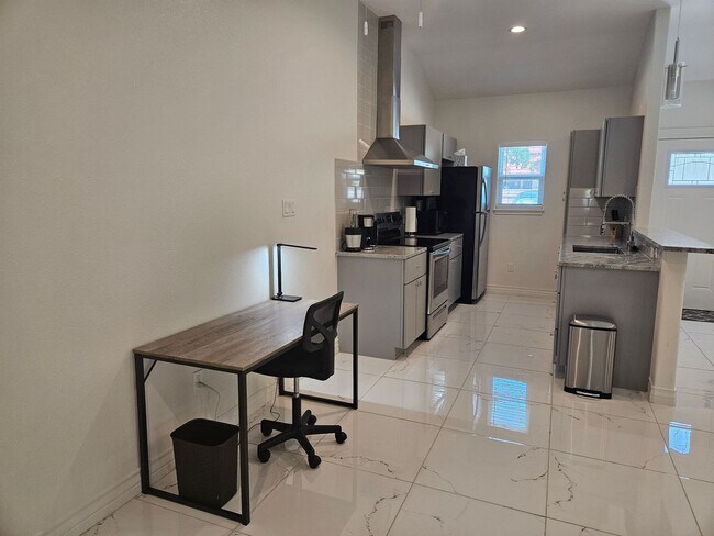 Building Photo - 702 5th St