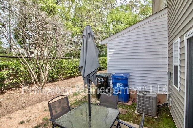 Building Photo - 137 Lynch Cir