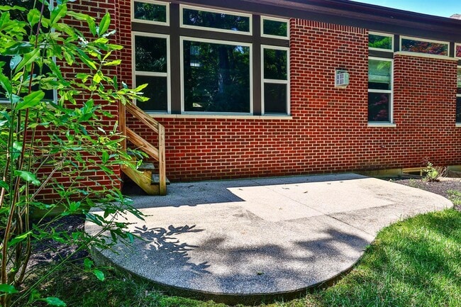 Building Photo - 21 Casagrande St