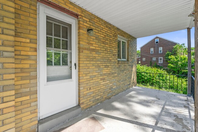 Building Photo - Updated Duplex In Brookline