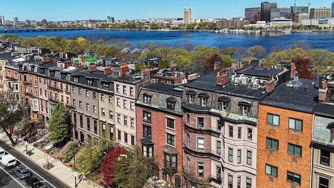 Building Photo - 194 Beacon St