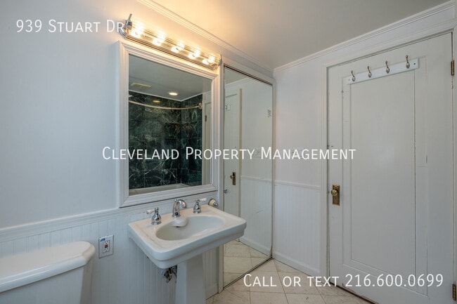 Building Photo - 939 Stuart Dr