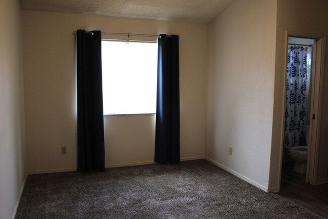 Building Photo - One Bedroom for Rent Southwest Bakersfield Gated Community