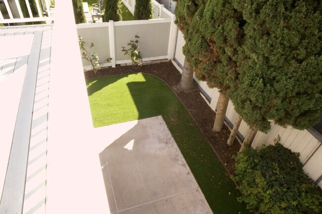 Building Photo - 2103 MacKay Ln