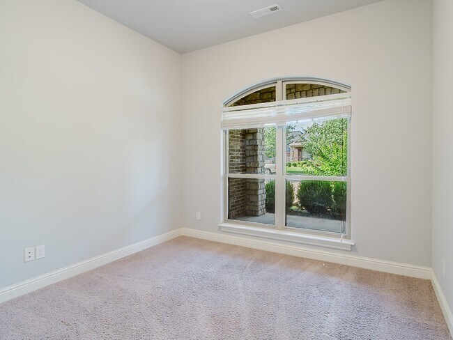 Building Photo - 1500 SW Wisteria Ave