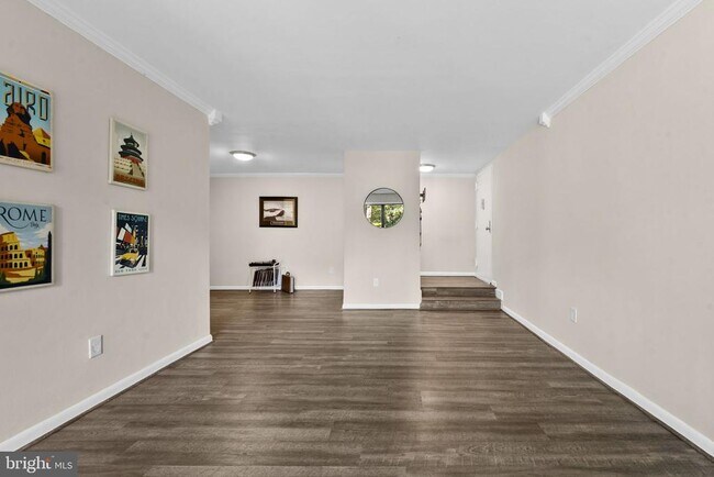 Building Photo - 11240 Chestnut Grove Square