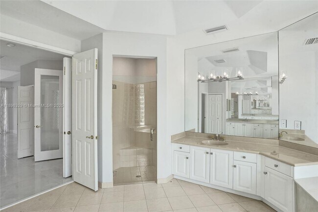 Building Photo - 2553 Jardin Manor