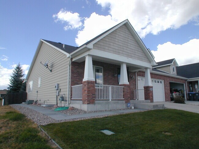 Building Photo - House For Lease