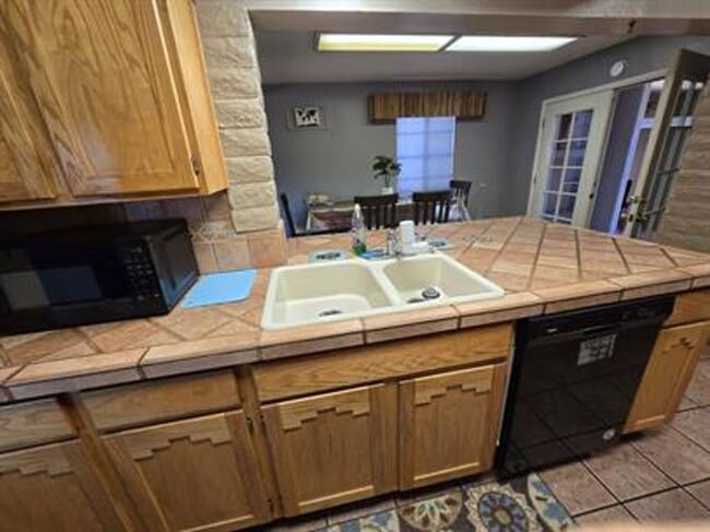 Building Photo - Spacious 3 bedroom/ 2 bath home with R/V parking