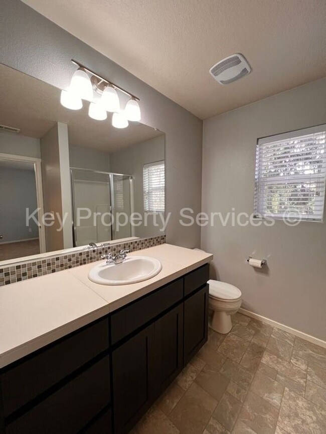 Building Photo - Stunning Hazel Dell Two-Story with High End Appliances